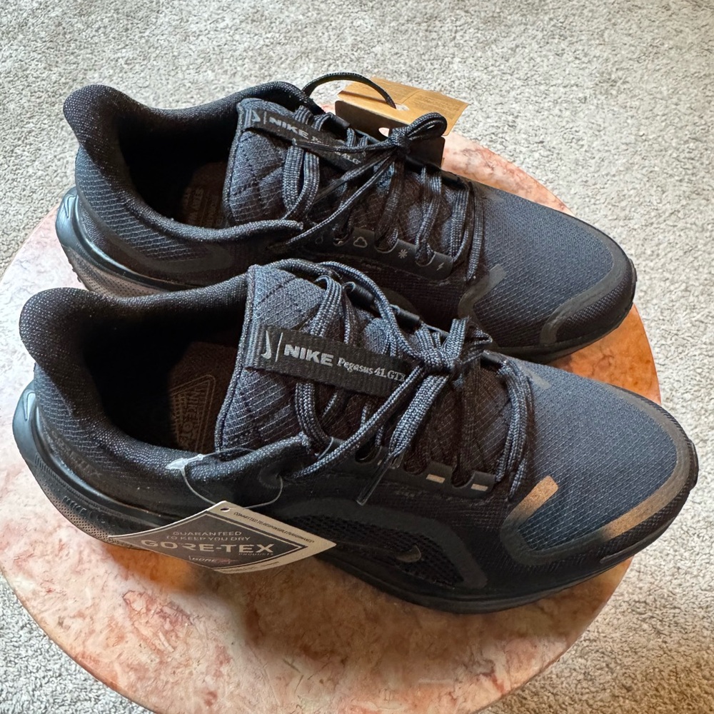 Nike Women's Pegasus 41 Gore-tex Sneaker